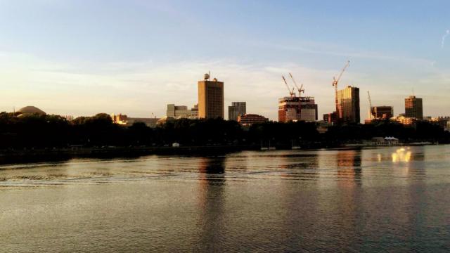 La cúpula del MIT (izquierda) y los rascacielos que se están construyendo.