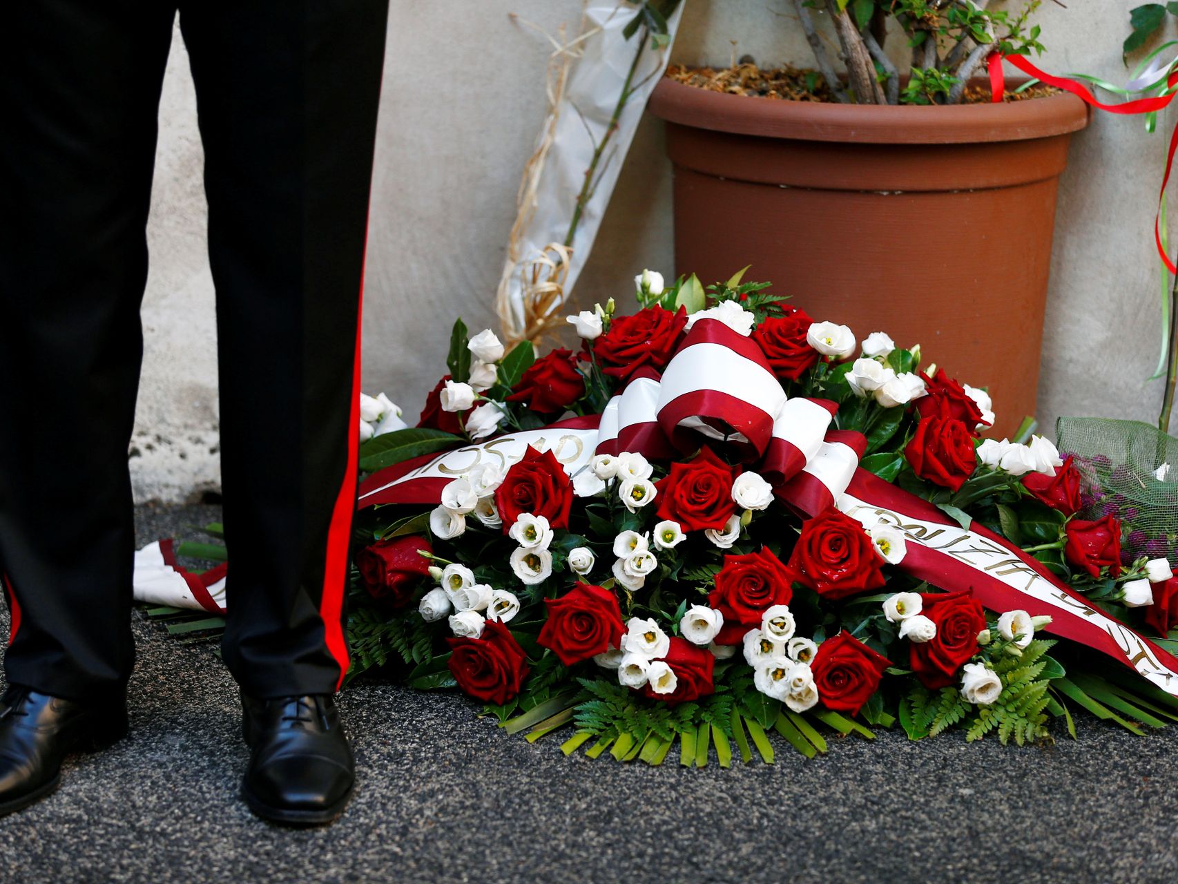 Homenaje por el agente asesinado, este domngo en la capital italiana.