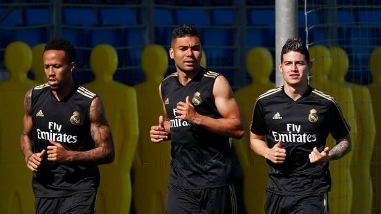 Militao, Casemiro y James Rodríguez durante el primer entrenamiento de la temporada del Real Madrid en Valdebebas.