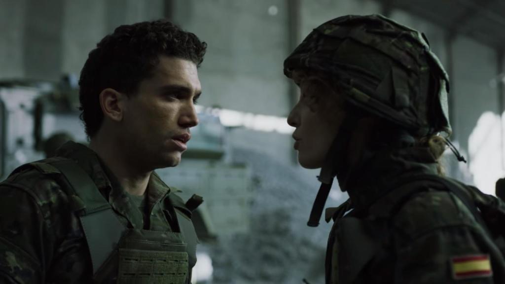 Denver y Estocolmo disfrazados de militares en 'La Casa de Papel'.