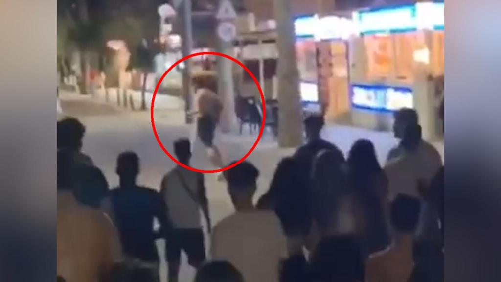 El menor emprende la huida, perseguido por la banda de agresores.