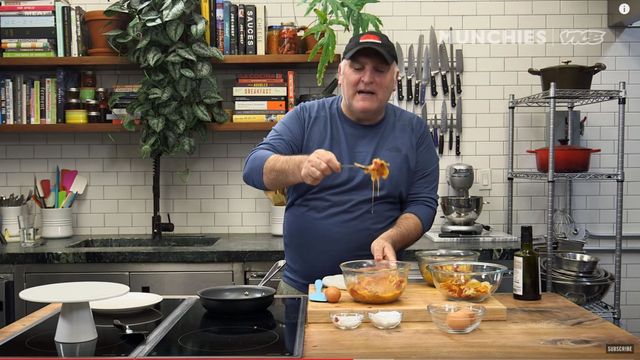 El chef José Andrés la lía de nuevo al preparar una tortilla de patata