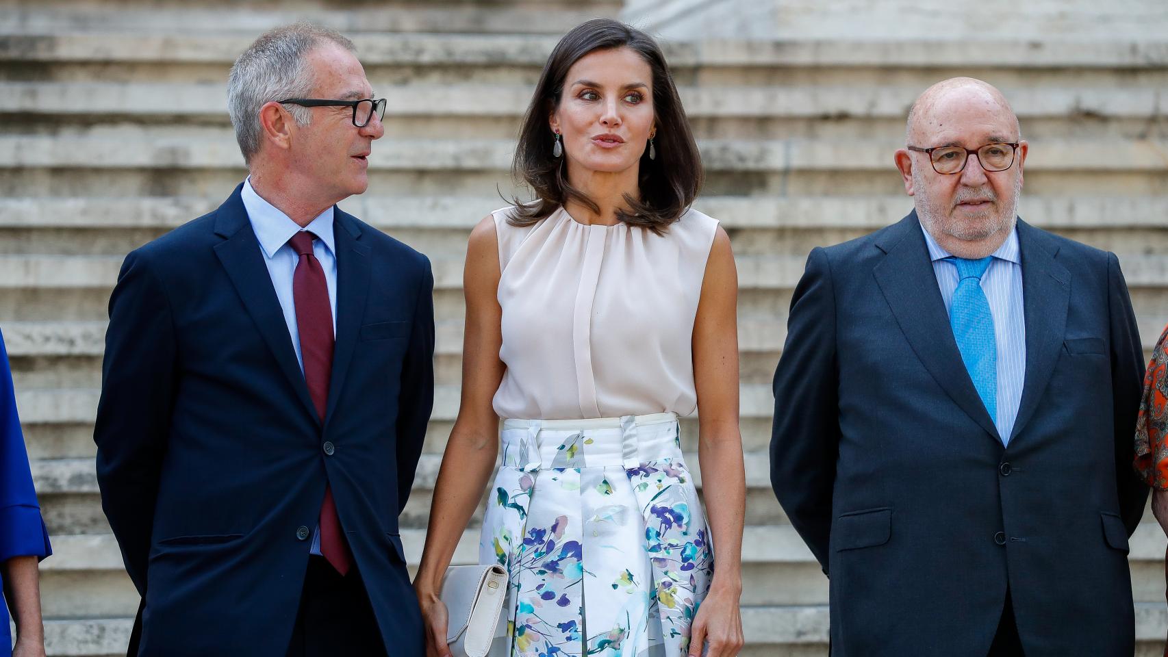 La reina Letizia y el ministro de Cultura José Guirao llegando a la Biblioteca Nacional de Madrid.