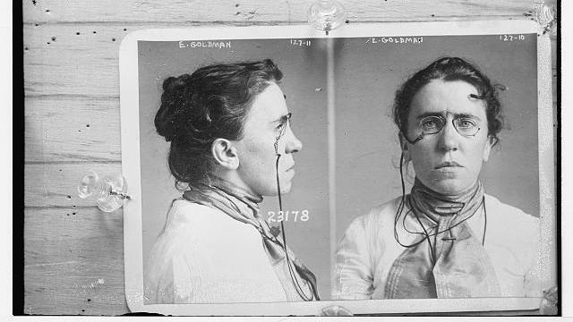 Fotografía de Emma Goldman arrestada por el asesinato del presidente William McKinley (1901).