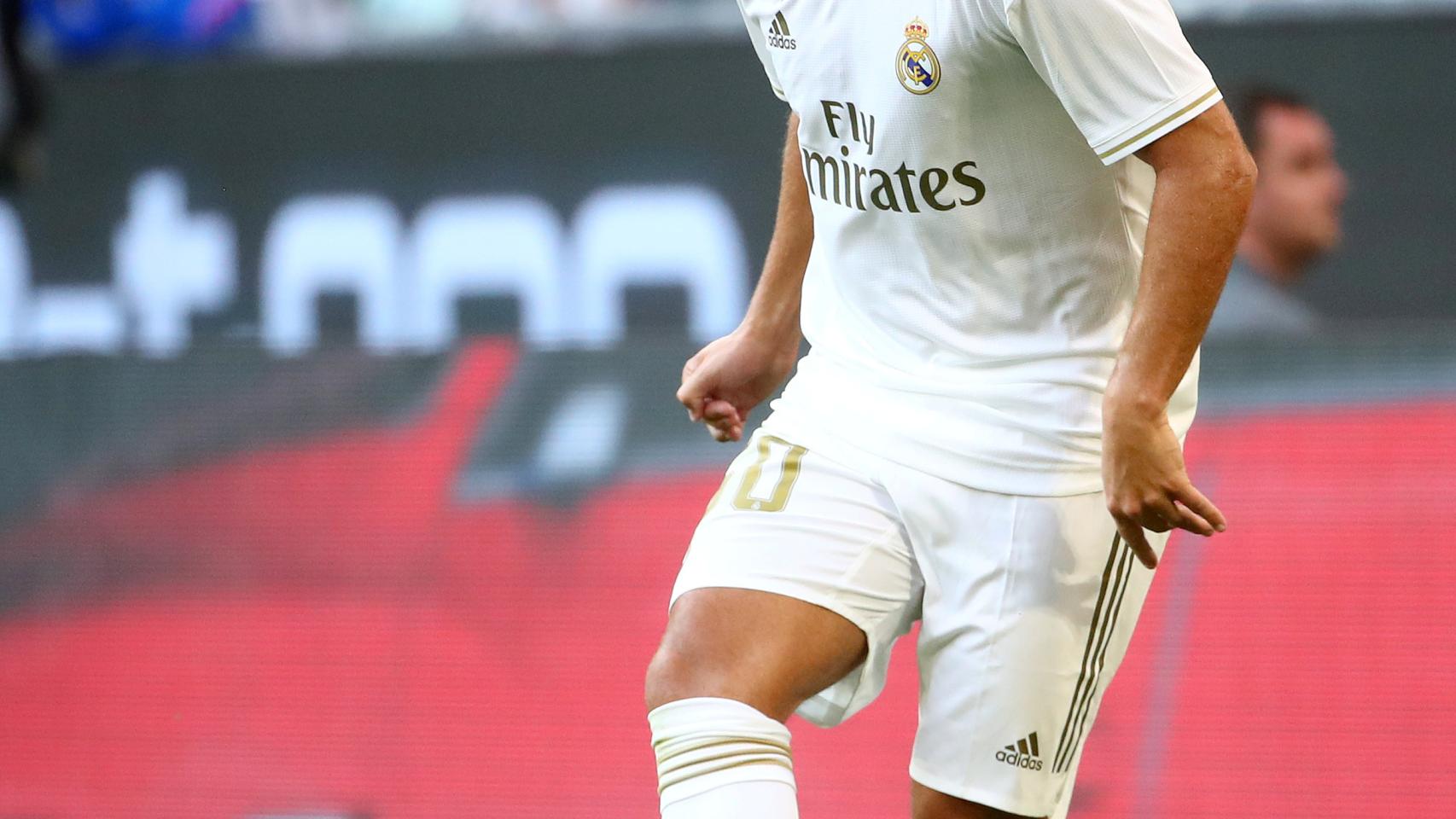 Hazard controlando un balón en un partido de pretemporada