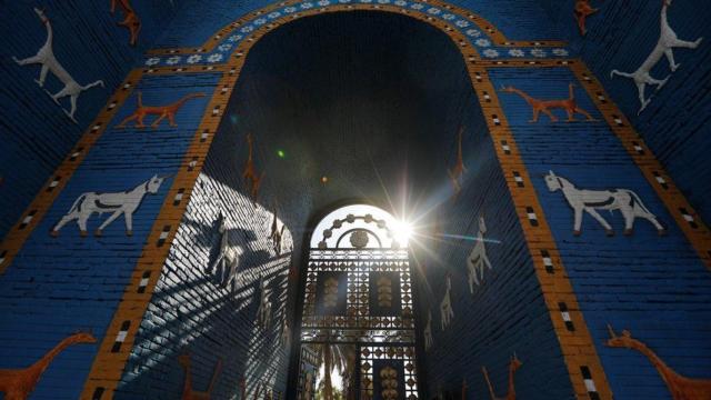 Réplica de la Puerta de Ishtar en la antigua ciudad de Babilonia.