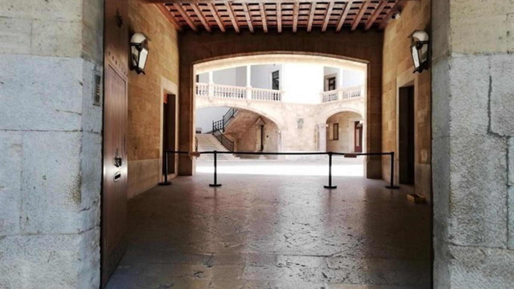 El patio de la Audiencia Provincial de Baleares y el TSJIB, visto desde el exterior. Foto: Europa Press.