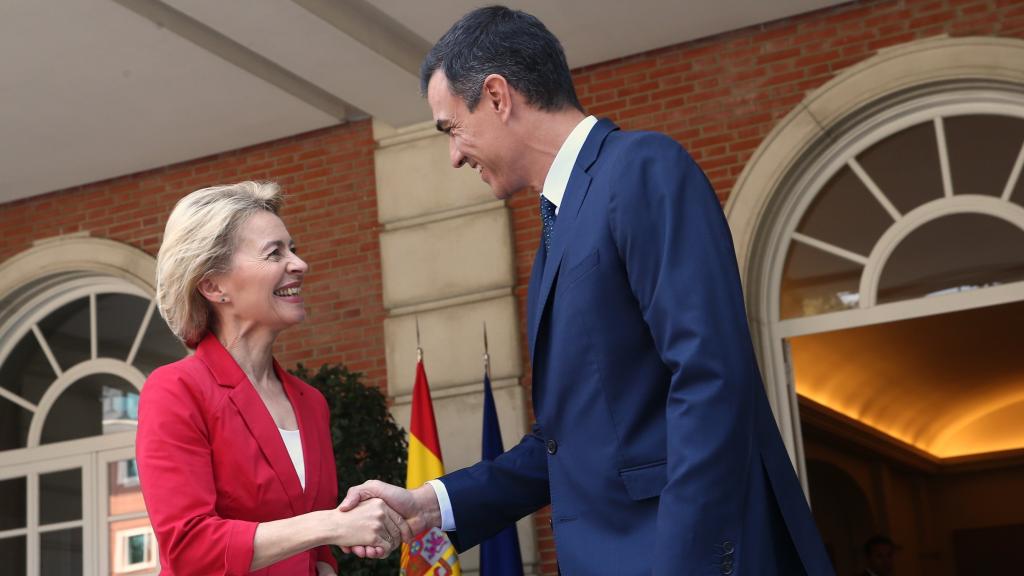 Pedro Sánchez, presidente del Gobierno, y Ursula von der Leyen, presidenta de la Comisión Europea, en Moncloa.