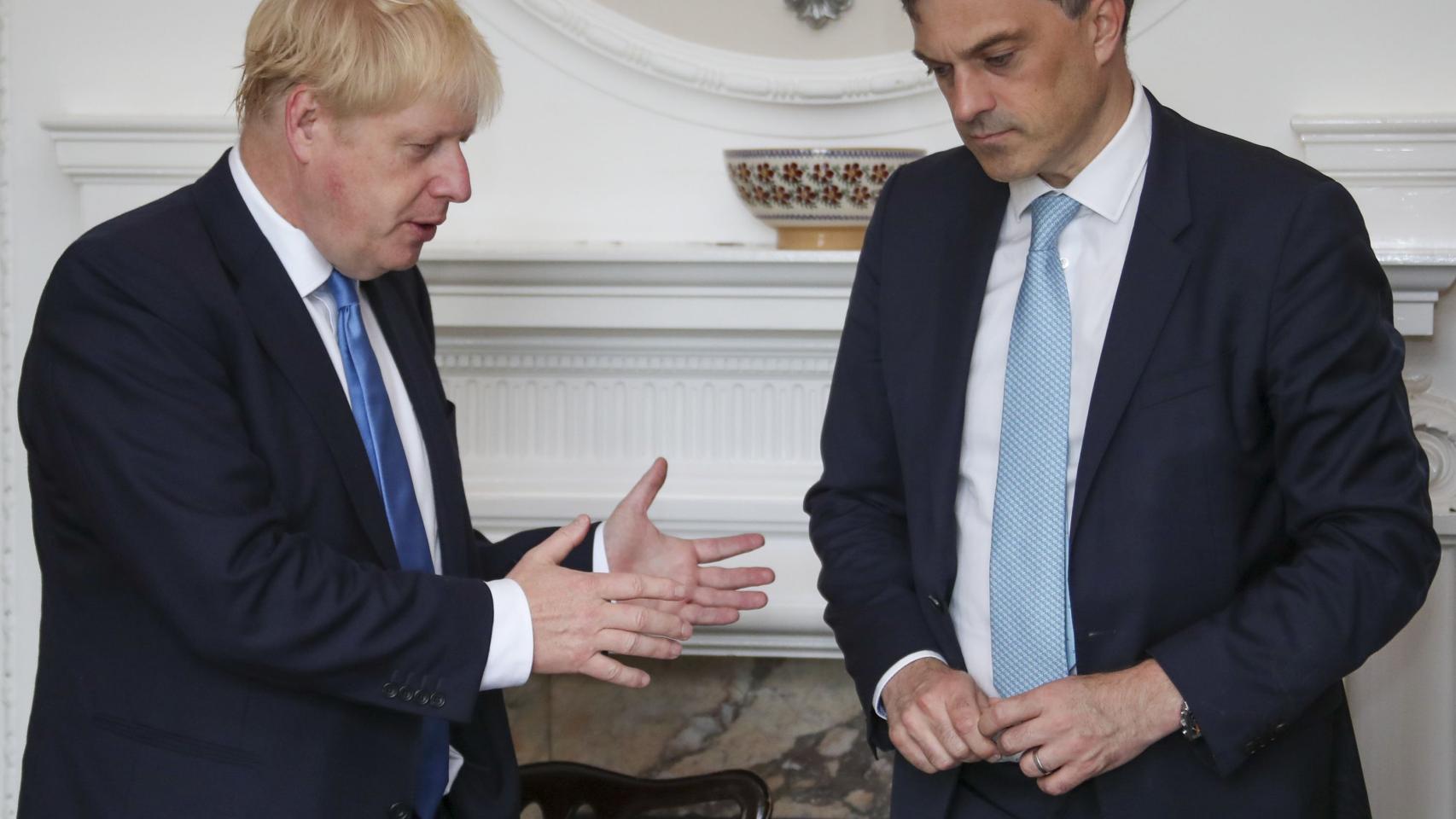 Boris Johnson junto al secretario de Irlanda del Norte, Julian Smith.