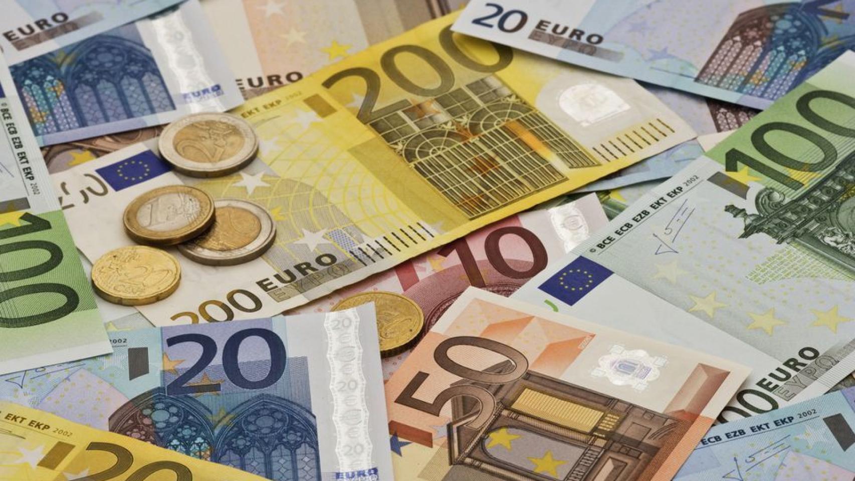 Varios billetes y monedas de euro.