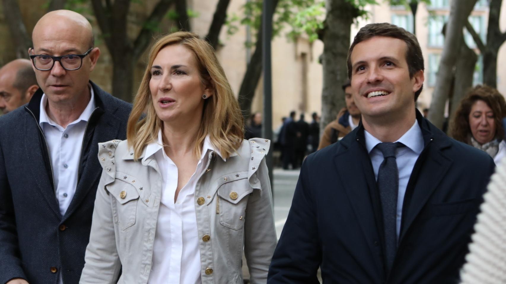 Ana Beltrán junto a el líder del PP, Pablo Casado, en Pamplona el pasado abril.