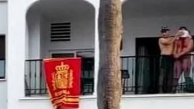 El hombre, de origen serbio, retuvo a su compañero de piso en el balcón de la vivienda que compartían.