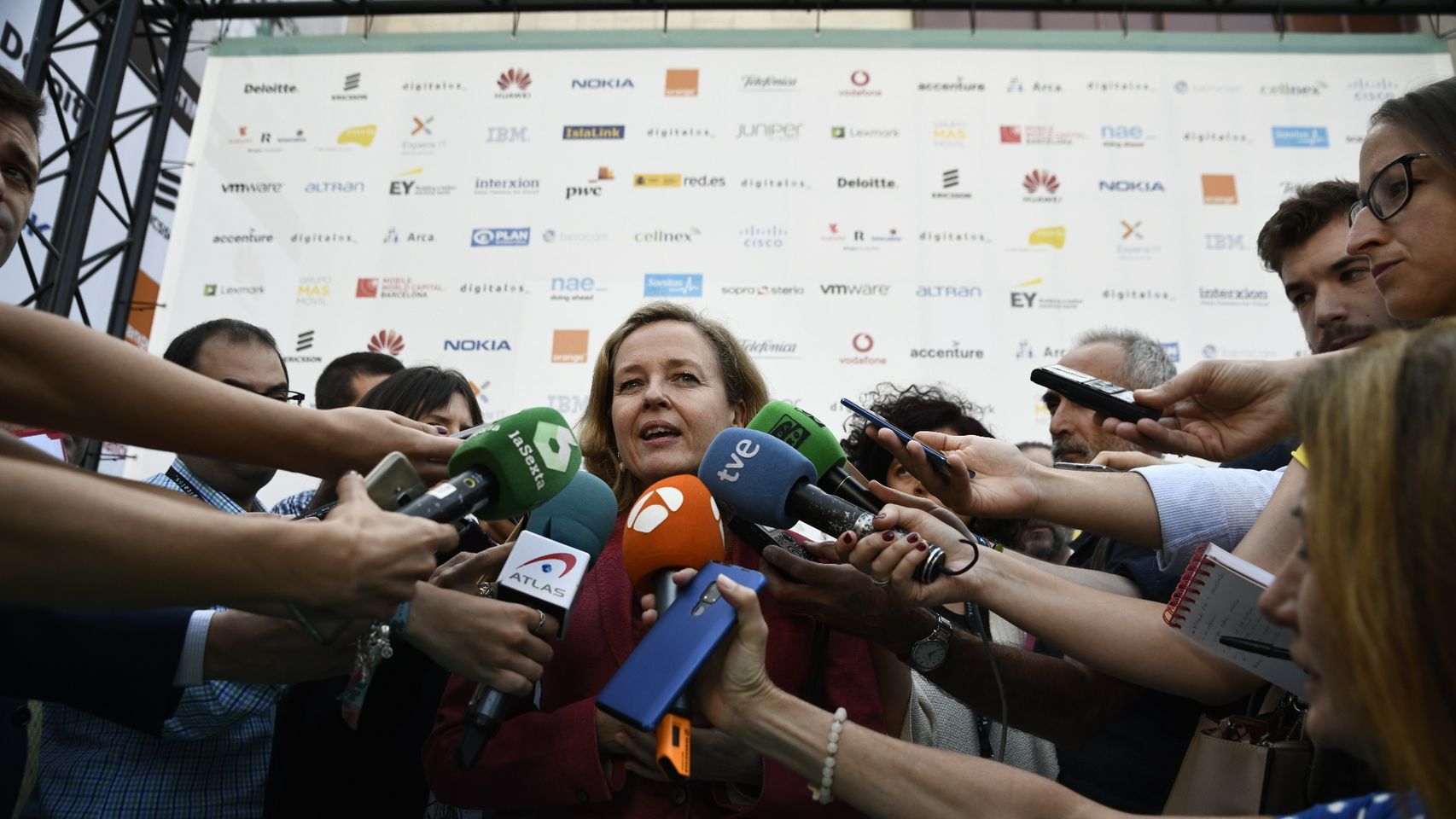 Nadia Calviño, ministra de Economía y Empresa, atendiendo a periodistas.