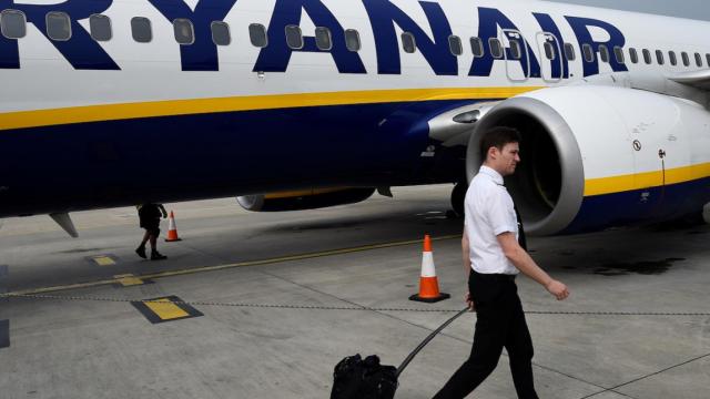 Un tripulante de cabina de Ryanair en una imagen de archivo.