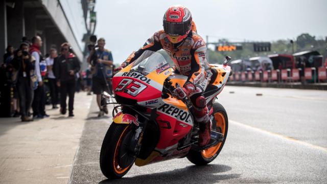 Marc Márquez entra a cambiar de moto, en el circuito de Brno.