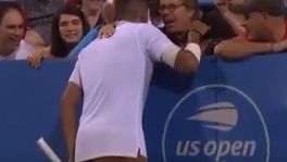 Kyrgios consultando con un aficionado dónde sacar para ganar el partido