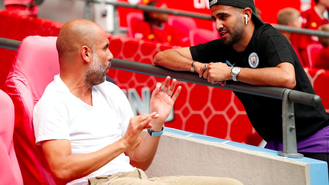 Guardiola dialoga con Mahrez antes de la Community Shield