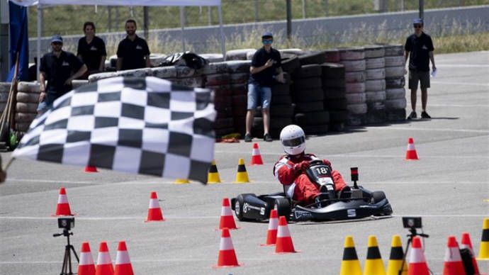 Una persona pilota un kart en un circuito