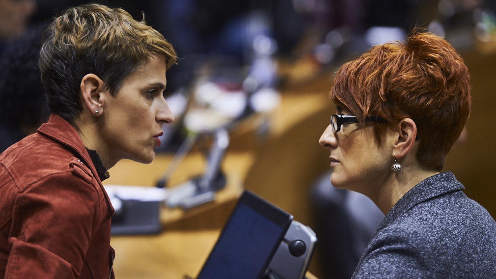 María Chivite (PSN) y Bakartxo Ruiz (Bildu), conversan durante un pleno parlamentario.