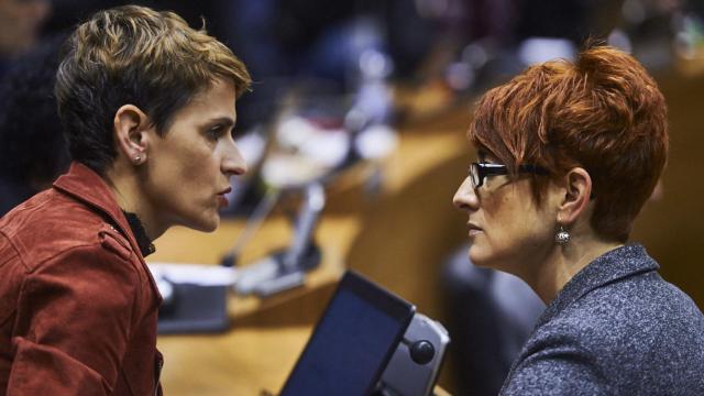 María Chivite (PSN) y Bakartxo Ruiz (Bildu), conversan durante un pleno parlamentario.