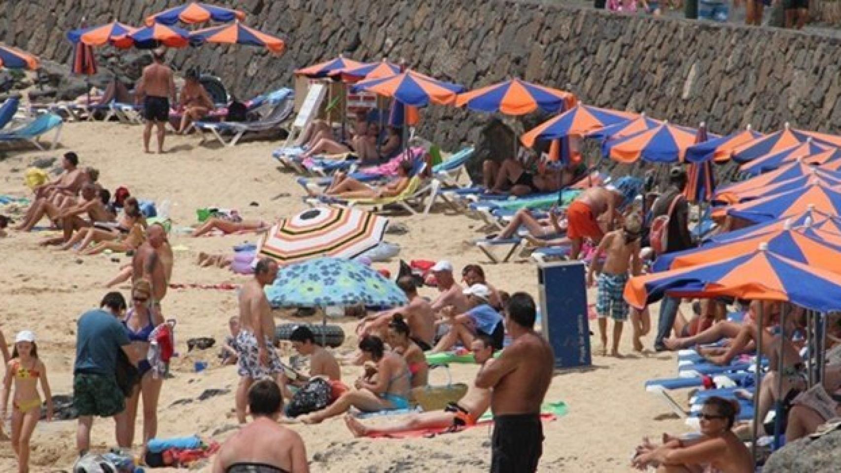 Turistas en una playa.