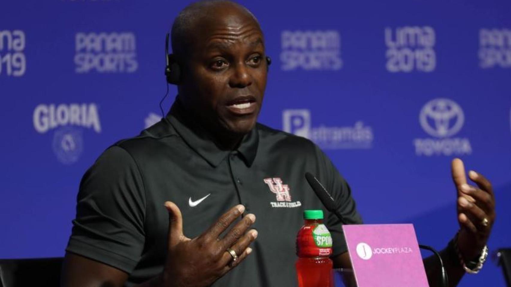 Carl Lewis durante una conferencia de prensa