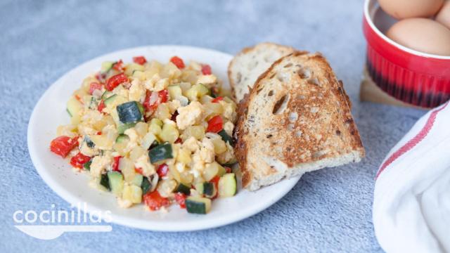 Huevos revueltos con calabacín, receta sencilla para toda la familia