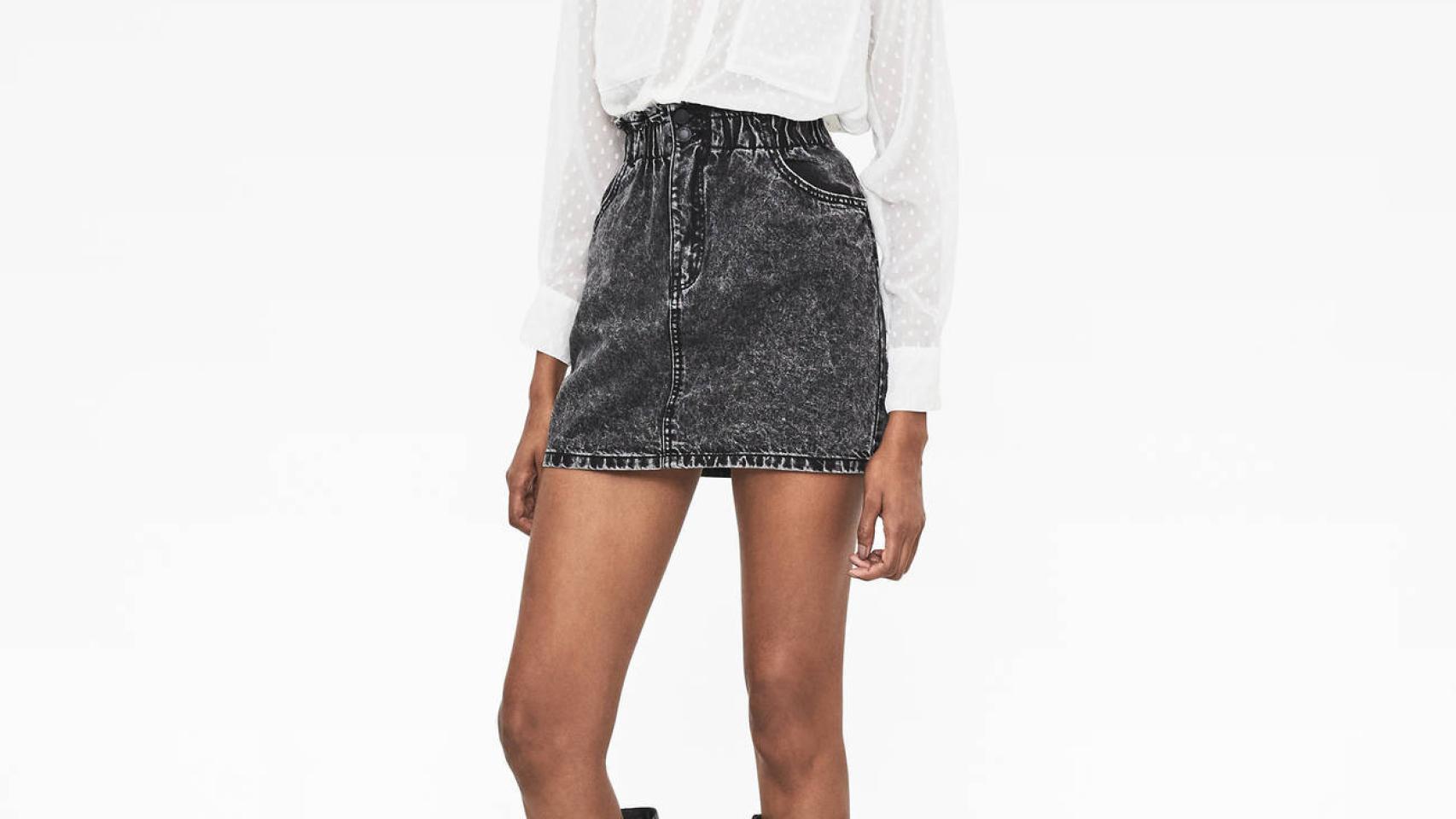 Modelo luciendo la camisa blanca de Bershka.