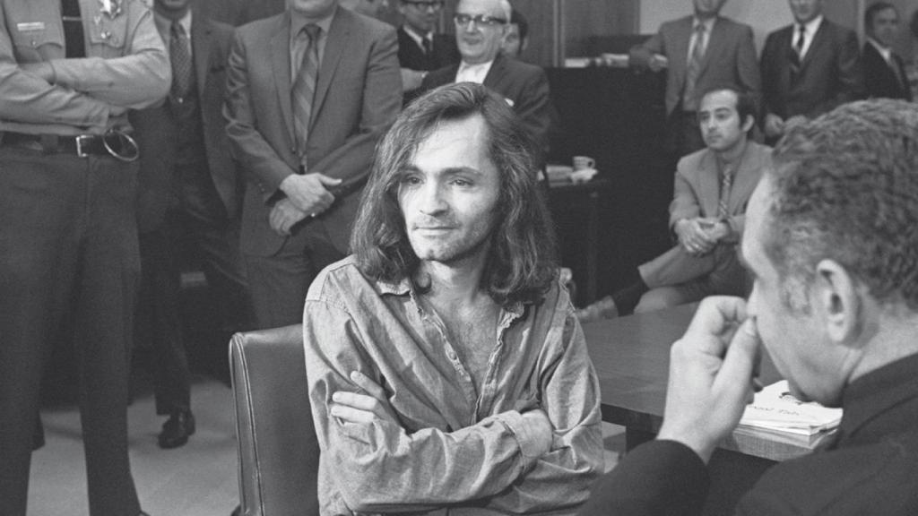 Manson sentado frente a su abogado, Irving Kanarek, durante el juicio en 1970.