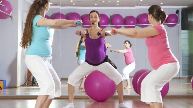 Unas mujeres haciendo sentadillas.