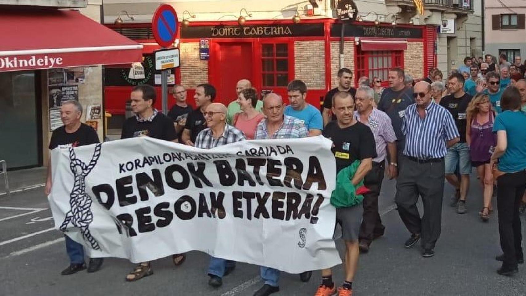 Manifestación en las fiestas de Etxarri Aranatz, Presos a casa, organizada por la asociación Sare.