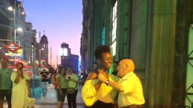 Mariano bailando con la artista Danielle Day en plena Gran Vía