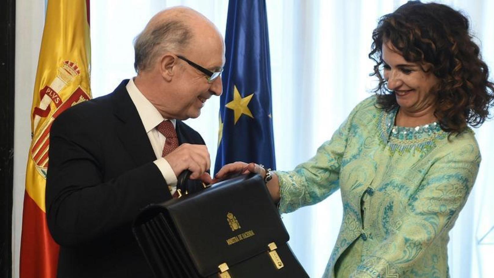 El exministro de Hacienda, Cristóbal Montoro, traspasándole la cartera a la actual titular, María Jesús Montero, en junio de 2018.