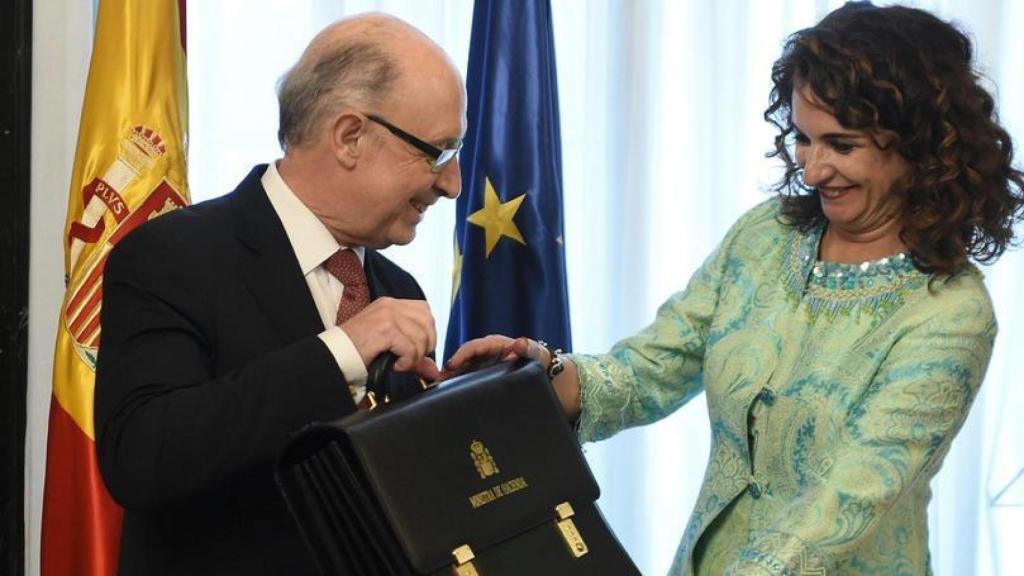 El exministro de Hacienda, Cristóbal Montoro, traspasándole la cartera a la actual titular, María Jesús Montero, en junio de 2018.