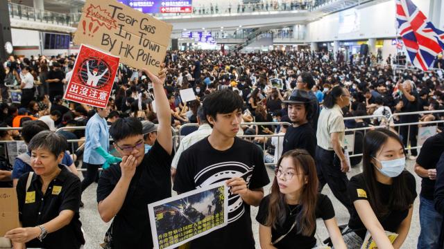 El aeropuerto internacional de Hong Kong ocupado por los activistas.