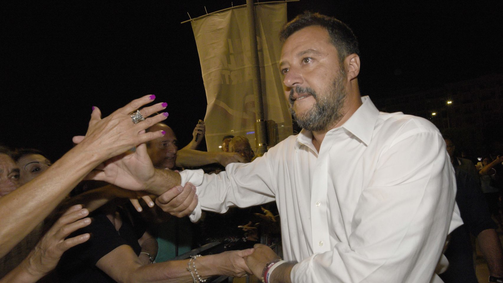 Matteo Salvini saluda a sus seguidores en Pescara.