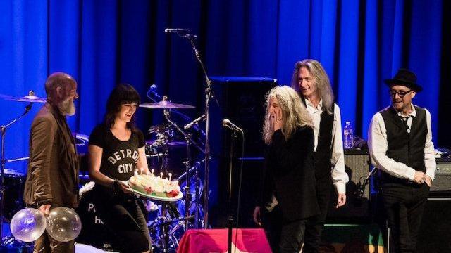 Smith celebrando su 69 cumpleaños sobre los escenarios