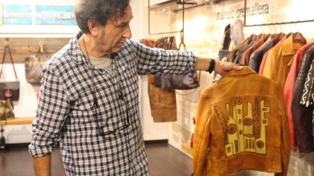 Manolo con uno de los últimos diseños