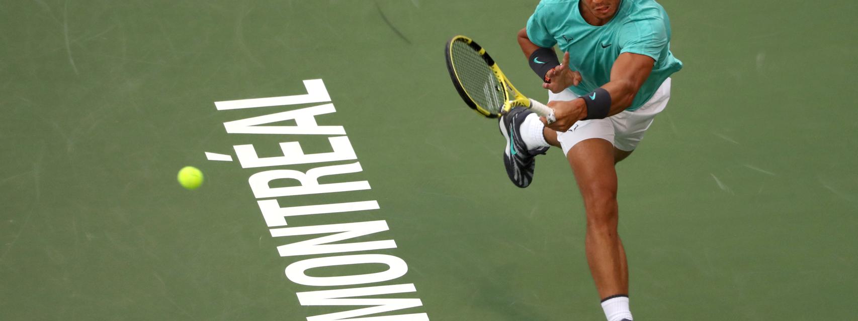 Nadal, golpeando una derecha durante el partido ante Fognini.