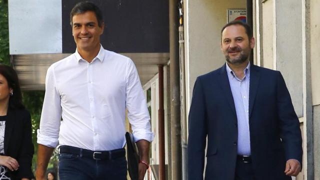 La cúpula del PSOE, Pedro Sánchez, entre Adriana Lastra y José Luis Ábalos.
