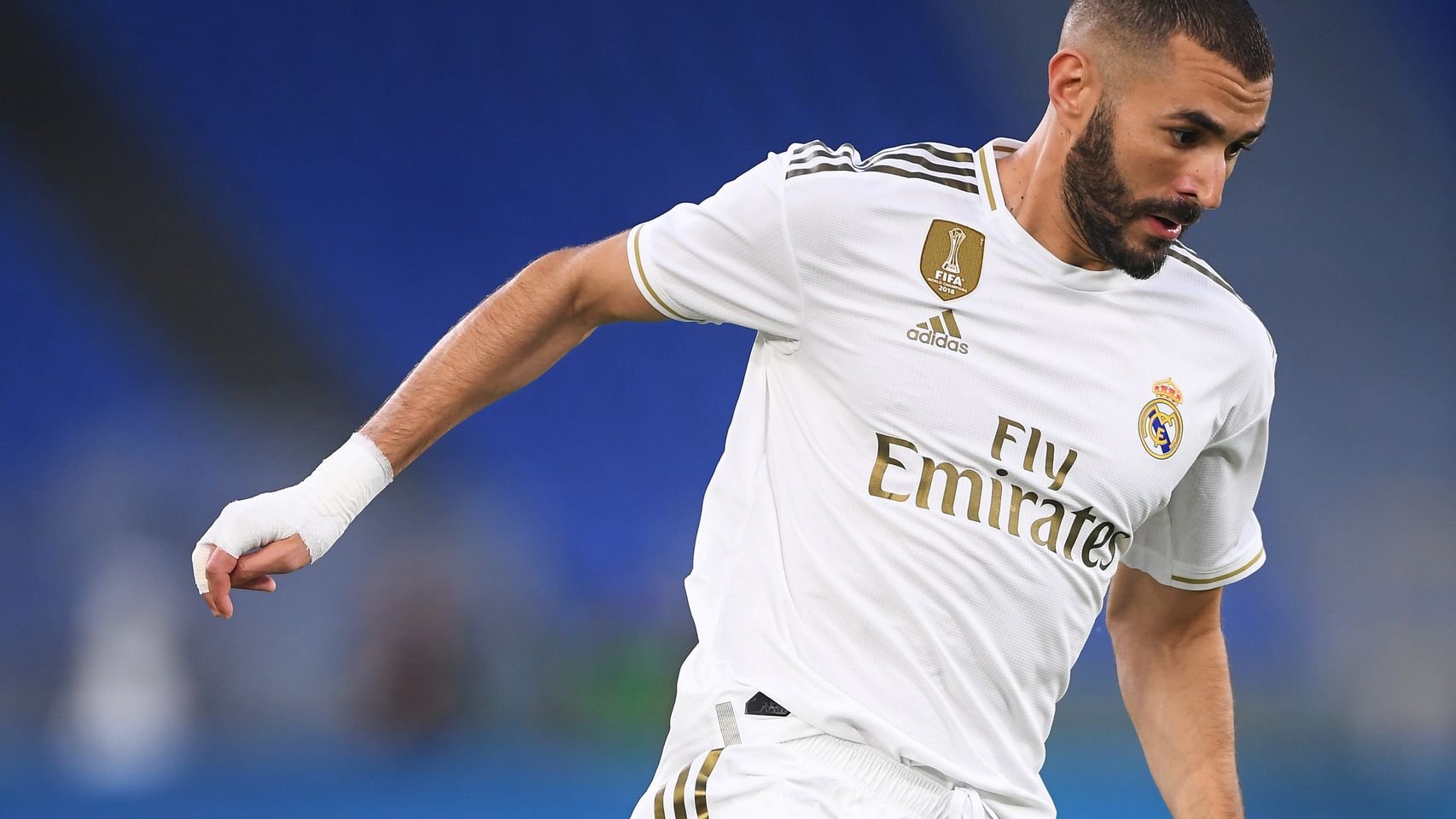 Karim Benzema controlando el balón