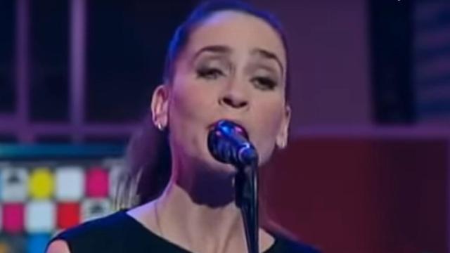 Inés Bayo durante una actuación con su grupo.