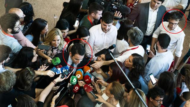 García Egea cargó contra Errejón sin darse cuenta de que estaba justo detrás de él.