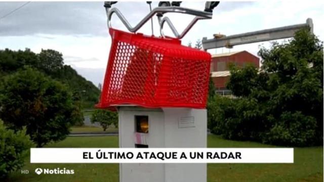 Aparece un carrito de la compra sobre un radar de tráfico en Fene