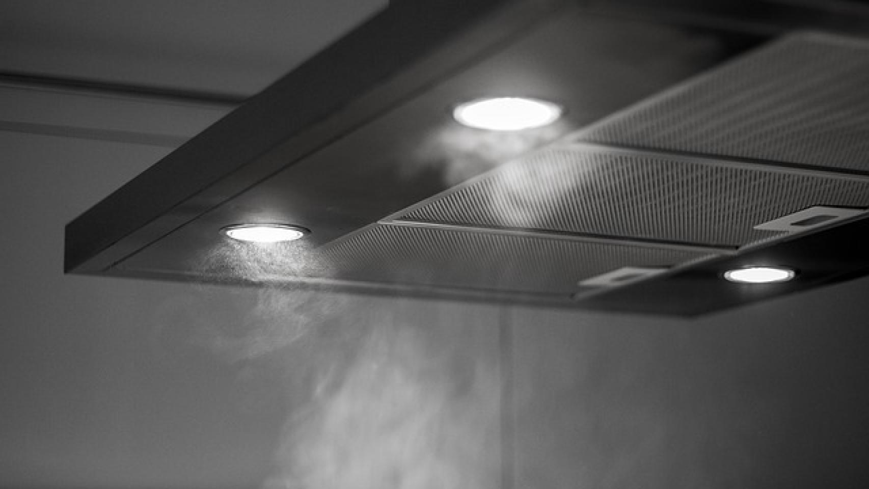 Del hollín a la grasa acumulada: radiografía de una campana de cocina doméstica en España