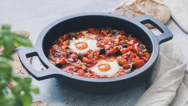 Pisto de verduras con huevos, receta fácil para rebañar el plato