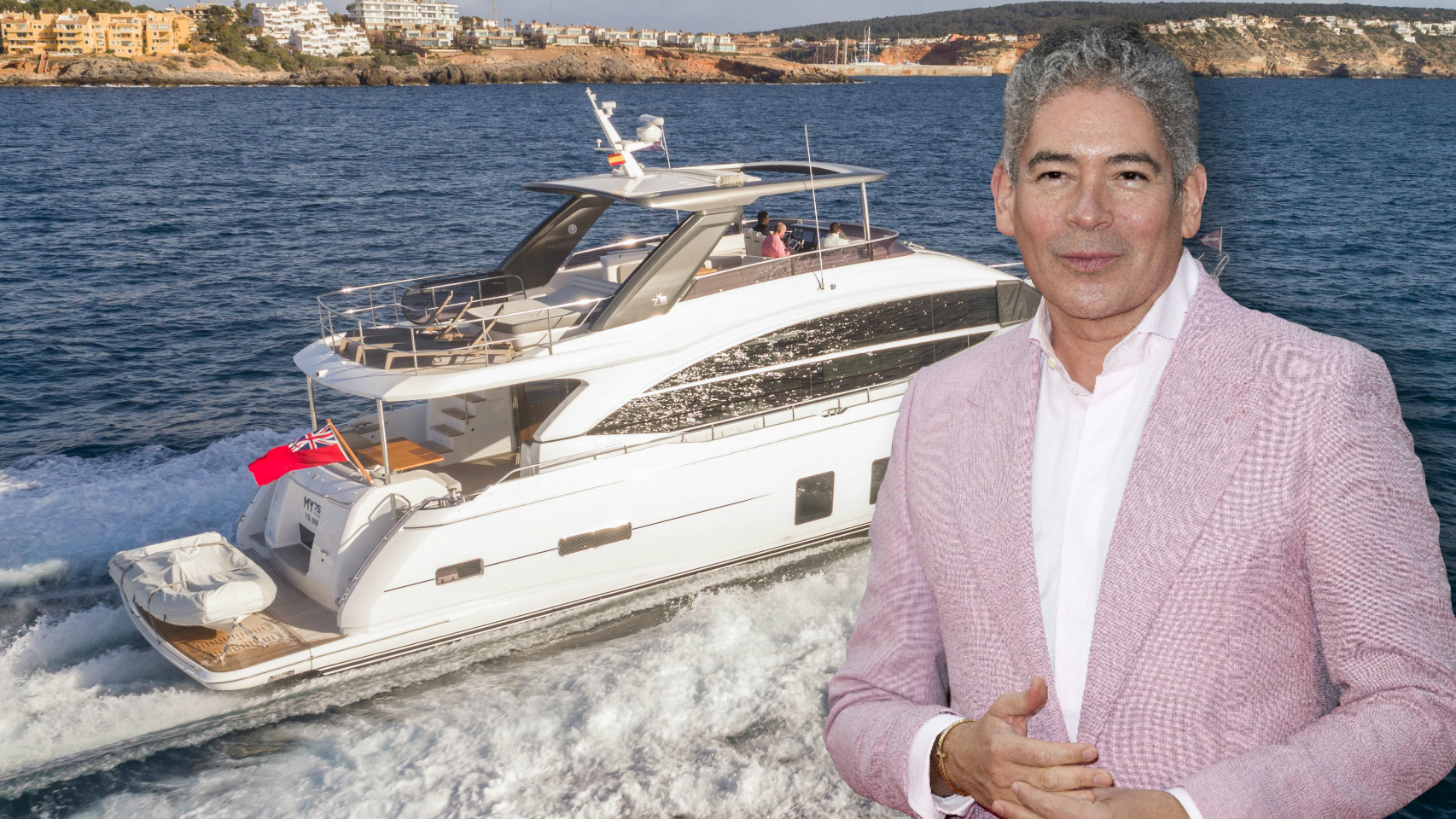 Boris Izaguirre en un montaje de JALEOS frente al yate donde ha estado veraneando.