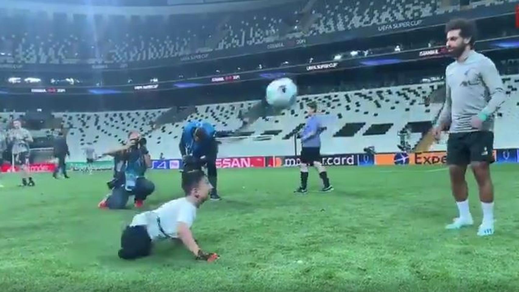 Salah jugando con un niño sin piernas en un acto de la Fundación de la UEFA