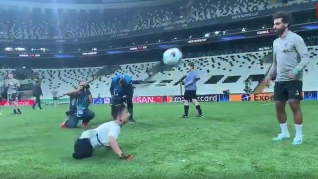 Salah jugando con un niño sin piernas en un acto de la Fundación de la UEFA