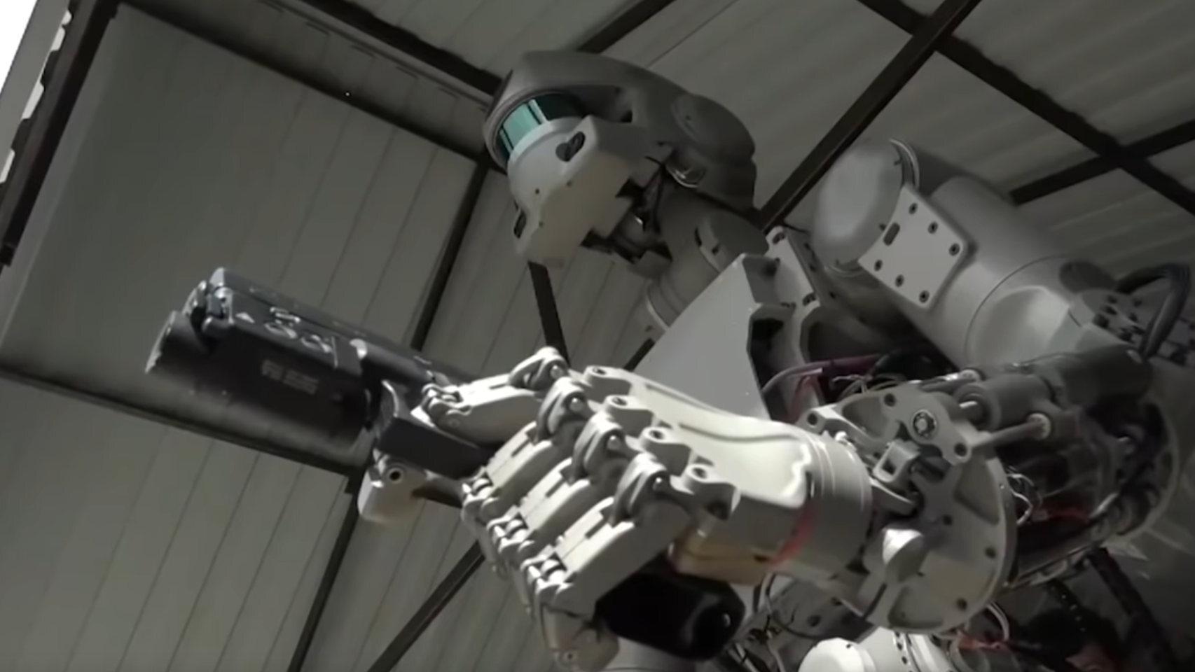 Robot con un arma.